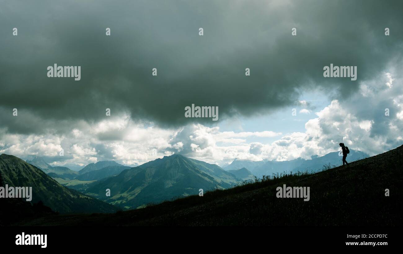 Un randonneur au bord de la montagne Berneuse, en Suisse Banque D'Images
