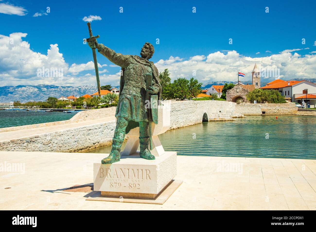 Vieux pont en pierre et portes de la ville avec monument médiéval Duc croate dans la ville de Nin en Croatie Banque D'Images