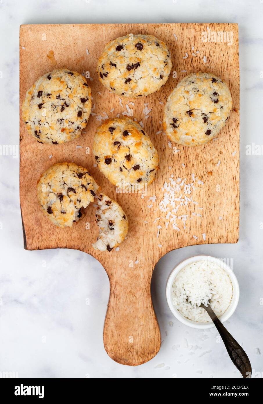 Petits Gateaux Faits Maison Biscuits Fraichement Cuits Avec Des Gouttes De Noix De Coco Et De Chocolat Sur Une Planche En Bois Sur Fond De Marbre Delicieux Dessert Croustillant Pour Le Brea Petits Gateaux Faits Maison Biscuits Fraichement Cuits Avec Des Gouttes De Noix De Coco Et De Chocolat Sur Une Planche En Bois Sur Fond De Marbre Delicieux Dessert Croustillant Pour Le Brea