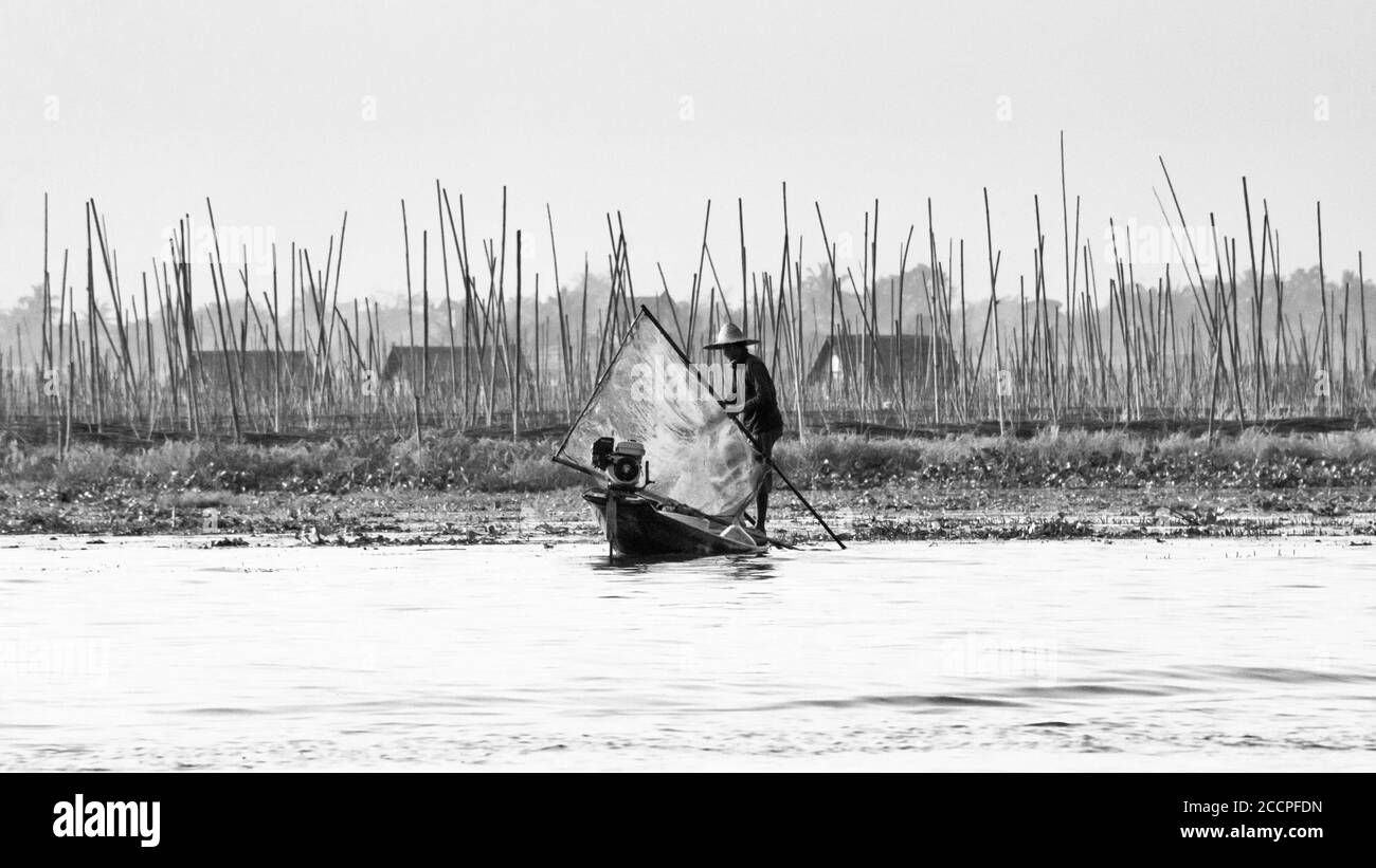 Style de vie au lac Inle avec ses célèbres pêcheurs à l'aviron des jambes pris en noir et blanc Banque D'Images