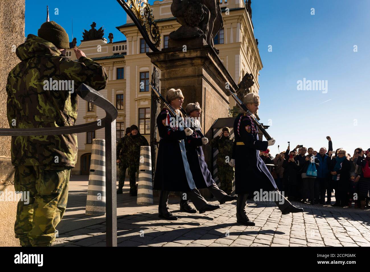 Soldats et touristes regardent la cérémonie de la relève de la Garde présidentielle à midi, Prazsky Hrad (Château de Prague), Hradcany, Prague Banque D'Images