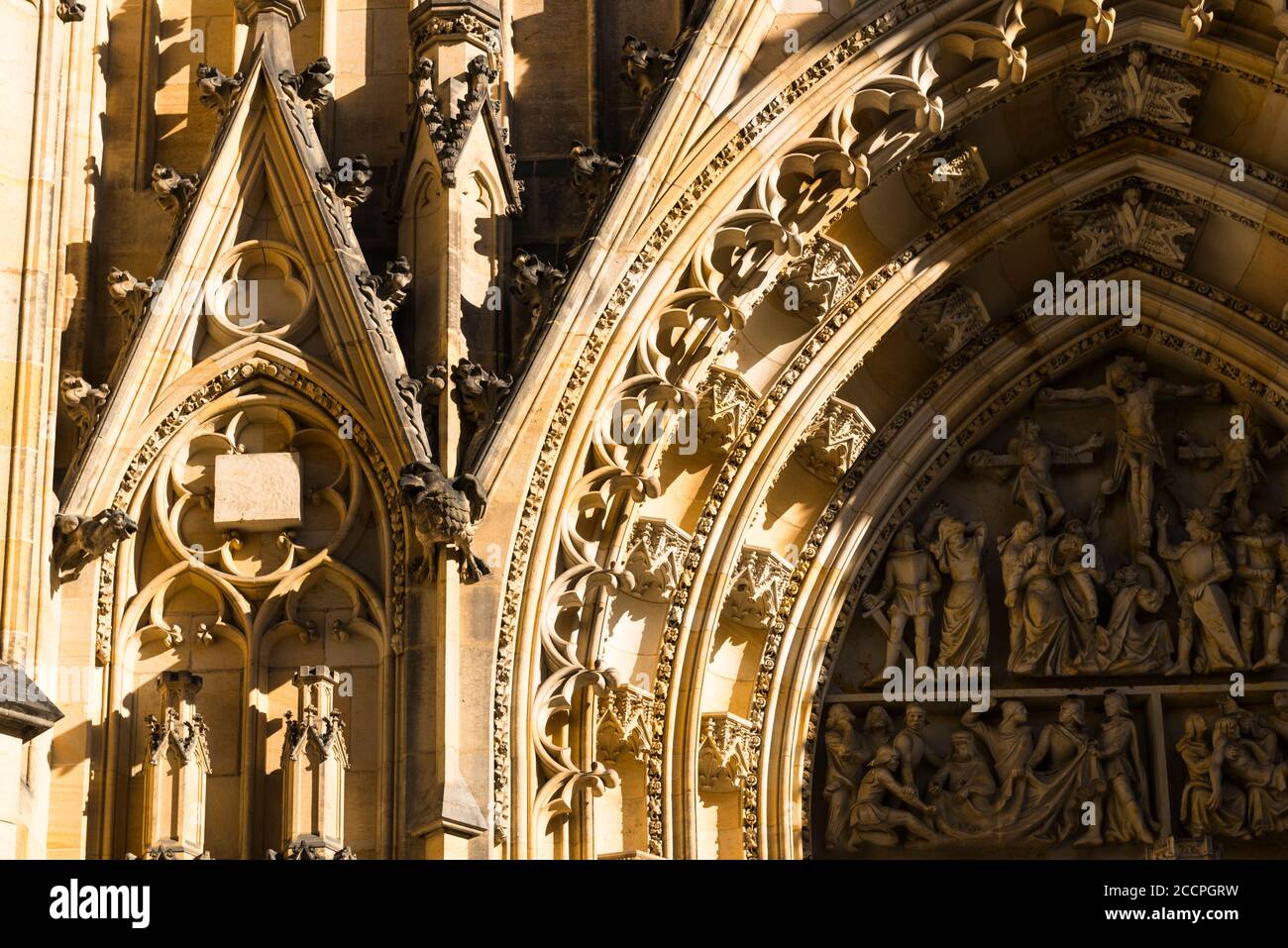 Sculptures en pierre, partie de la porte d'entrée ouest, cathédrale Saint-Vitus, Prazsky Hrad (Château de Prague), Hradcany, Prague. République tchèque Banque D'Images