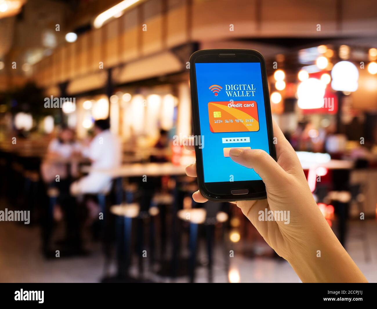 ECommerce, Smart Pay, business and Technology concept.UN portefeuille numérique pour payer les biens et les services à la fois pratique et rapide avec blur restaurant backg Banque D'Images