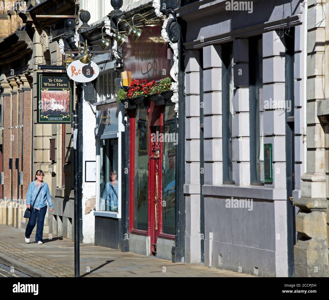 Femme marchant le long de Silver Street à Hull, Humberside, East Yorkshire, Angleterre Royaume-Uni Banque D'Images