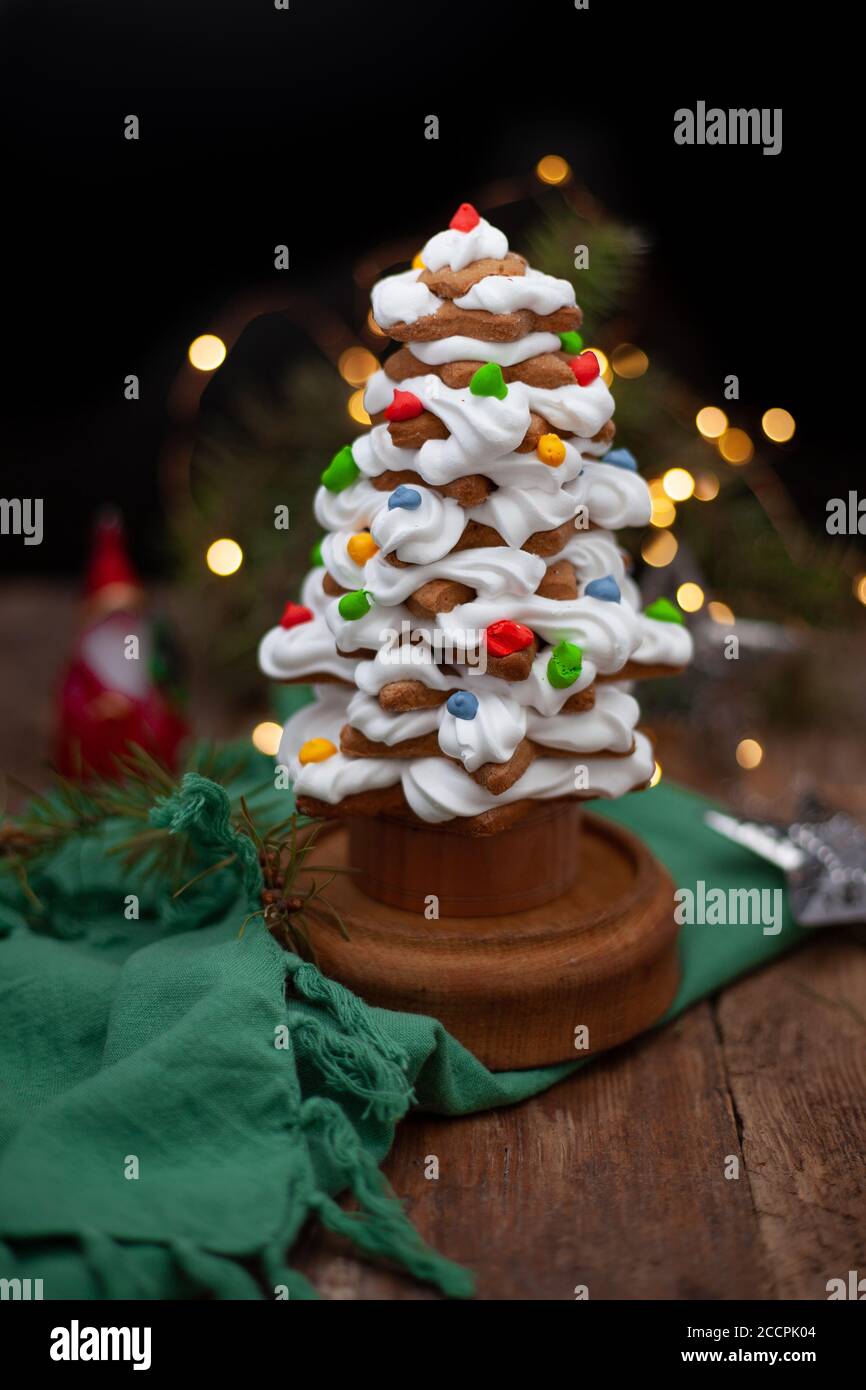 Arbre de noël en pain d'épice cuit sur fond de bois. Gros plan Banque D'Images