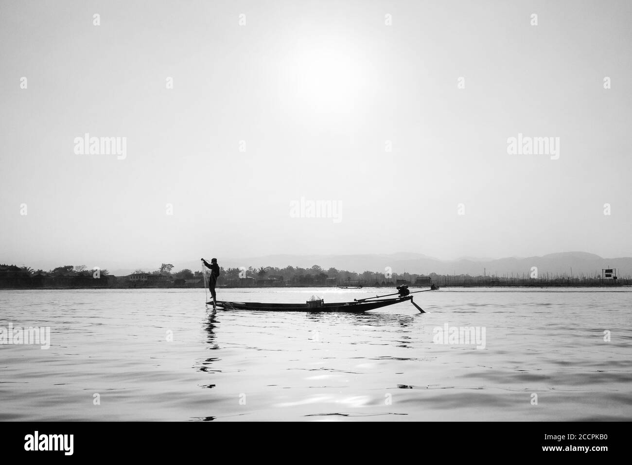 Images du Myanmar, du lac Inle, de son célèbre rameur de jambes de l'Intha, de la couleur des reflets du lac et du style de vie asiatique sur le lac Inle Banque D'Images