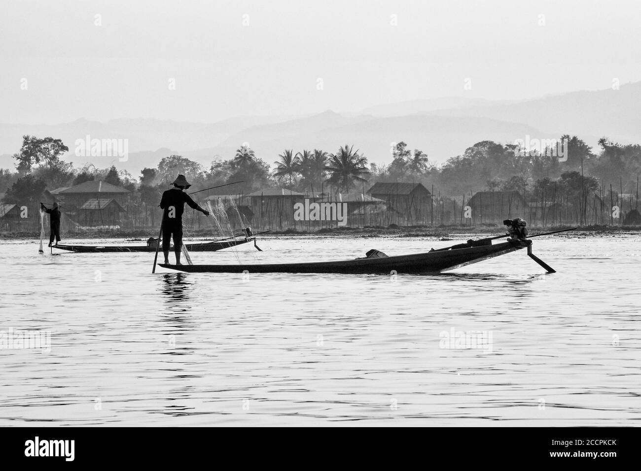 Images du Myanmar, du lac Inle, de son célèbre rameur de jambes de l'Intha, de la couleur des reflets du lac et du style de vie asiatique sur le lac Inle Banque D'Images