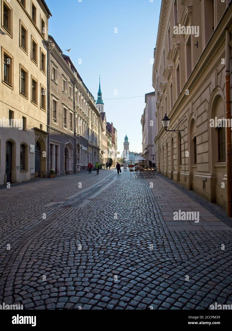 GOERLITZ, SAXE / ALLEMAGNE-16 avril 2019: Rue pavée dans la vieille ville de Goerlitz, Allemagne. Maisons historiques et rue dans la lumière du soir. Banque D'Images