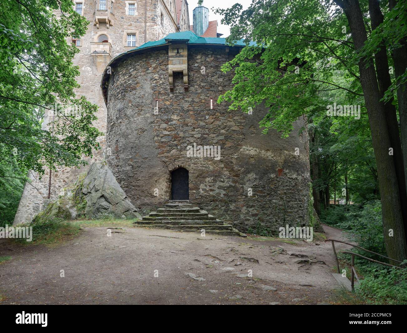 Czocha, Pologne-22 juillet 2019 : bastion à l'extrémité est de la cour extérieure, vue de l'extérieur. Bastion dans le cadre de la défense externe W Banque D'Images