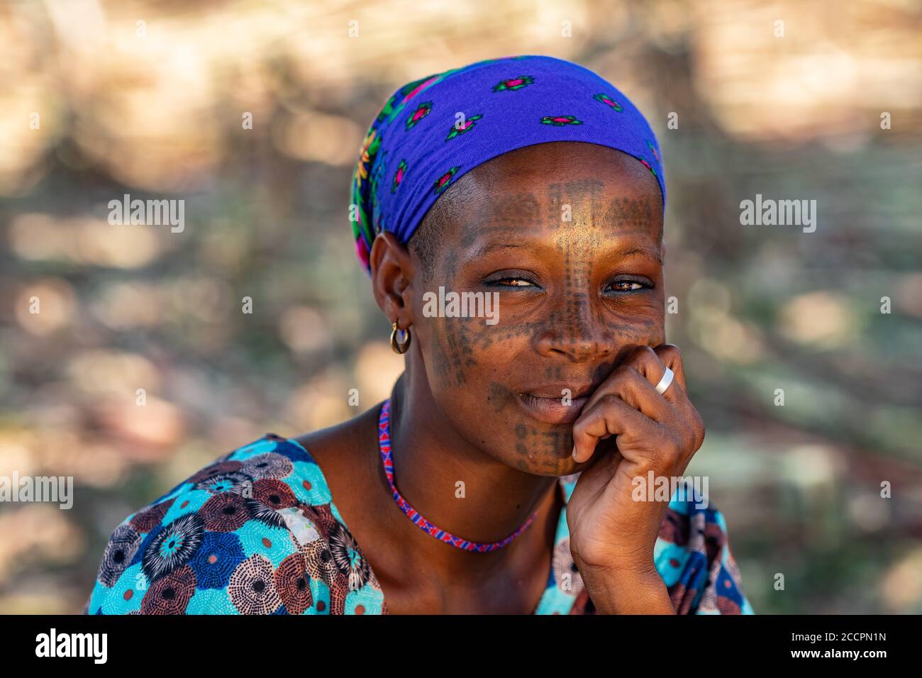 Portrait de la femme Fulani avec tatouages faciaux Banque D'Images