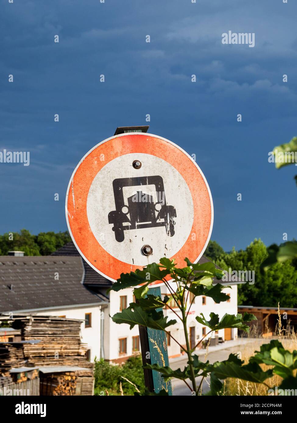 Ancien panneau de signalisation historique en Autriche. Vue à Pettenbach près du lac Traunsee, Gmunden Banque D'Images