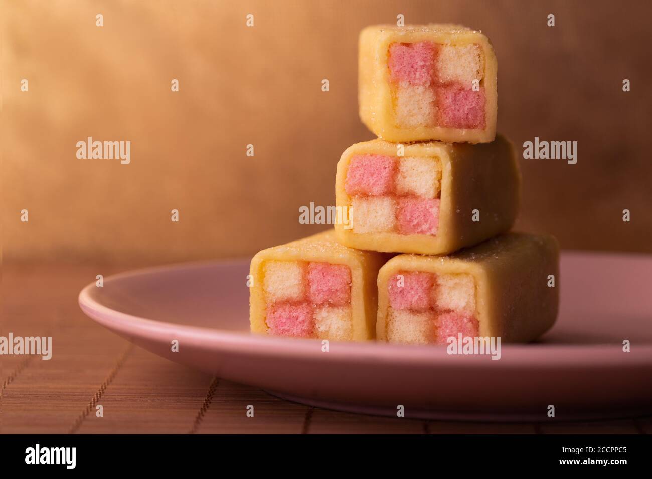 Gâteaux de Battenberg sur une assiette rose. Banque D'Images