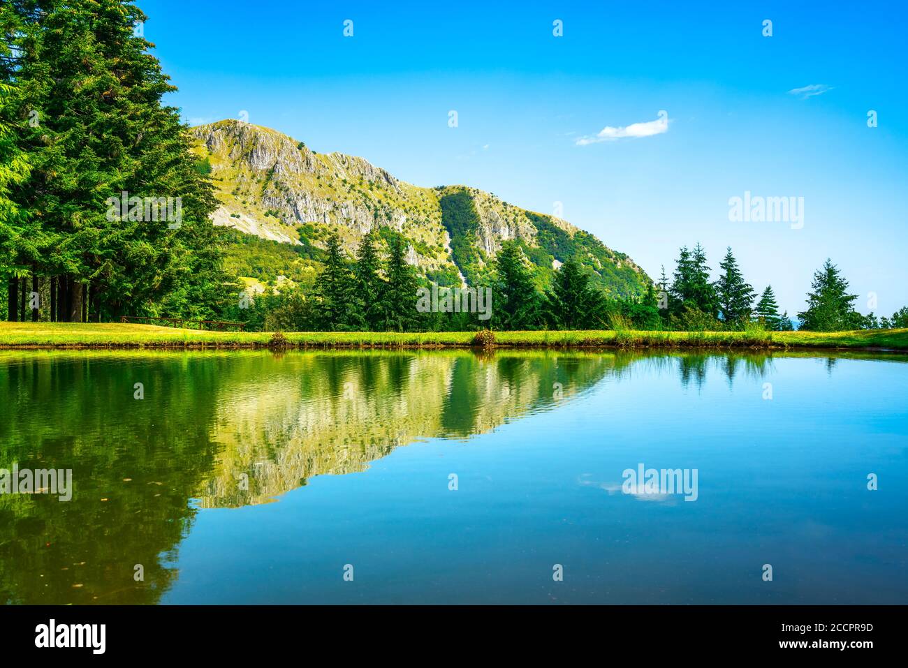 Lac de montagne dans le parc naturel d'Orecchiella à Garfagnana. Appennino Toscano. Toscane, Italie. Europe Banque D'Images