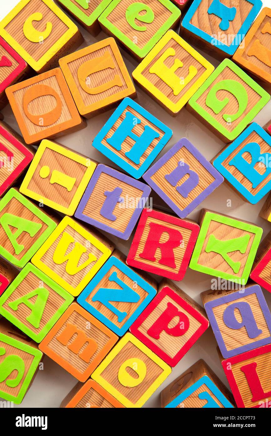 Blocs de développement de bébé en bois coloré à l'alphabet ABC Banque D'Images