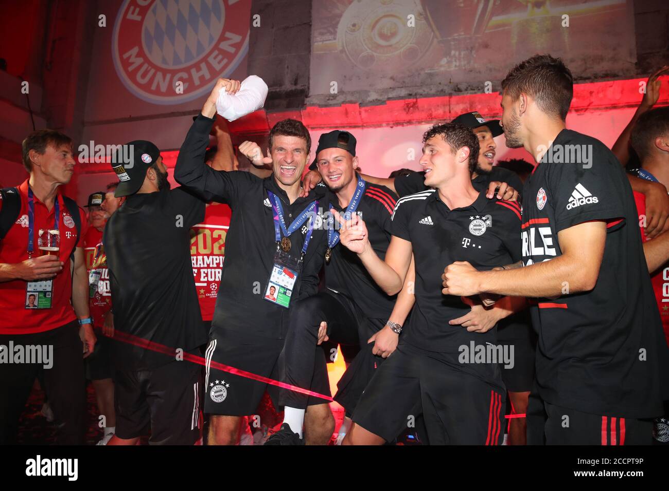 Lisbonne, Lissabon, Portugal, le 24 août 2020. Triple partie de Thomas MUELLER, MÜLLER, FCB 25 Mickael (Michael) CUISANCE, FCB 11 Benjamin PAVARD, FCB 5 Lucas HERNANDEZ (FCB 21) après match partie de l'équipe FCB qui remporte le trophée dans le match final Ligue des champions de l'UEFA, tournoi final FC BAYERN MUENCHEN - PARIS ST. GERMAIN (PSG) 1-0 en saison 2019/2020, FCB, © Peter Schatz / Alamy Live News - LES RÈGLEMENTS de l'UEFA INTERDISENT TOUTE UTILISATION DE PHOTOGRAPHIES comme SÉQUENCES D'IMAGES et/ou QUASI-VIDÉO - agences de presse nationales et internationales HORS usage éditorial SEULEMENT Banque D'Images