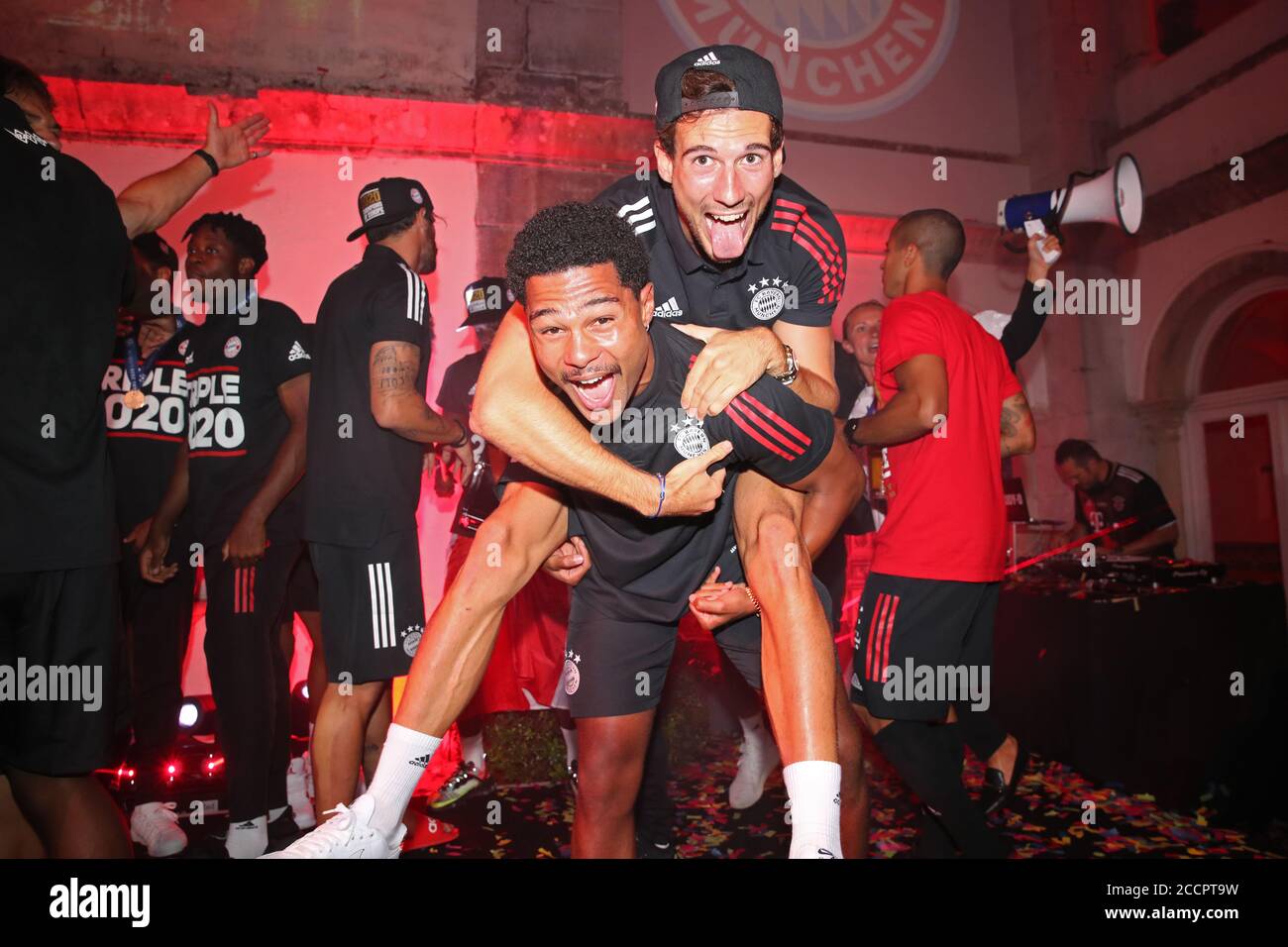 Lisbonne, Lissabon, Portugal, le 24 août 2020. Triple partie de Serge GNABREY, FCB 22 Leon GORETZKA, FCB 18 après le match partie de l'équipe FCB qui remporte le trophée dans le match final UEFA Champions League, tournoi final FC BAYERN MUENCHEN - PARIS ST. GERMAIN (PSG) 1-0 en saison 2019/2020, FCB, © Peter Schatz / Alamy Live News - LES RÈGLEMENTS de l'UEFA INTERDISENT TOUTE UTILISATION DE PHOTOGRAPHIES comme SÉQUENCES D'IMAGES et/ou QUASI-VIDÉO - agences de presse nationales et internationales HORS usage éditorial SEULEMENT Banque D'Images