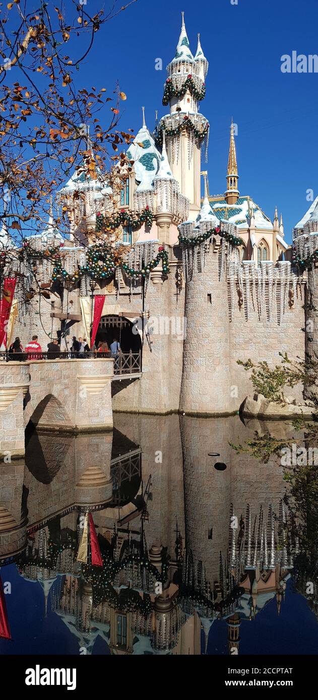 Sleeping Beauty Castle at Christmas, Disneyland Park, Anaheim California, États-Unis Banque D'Images