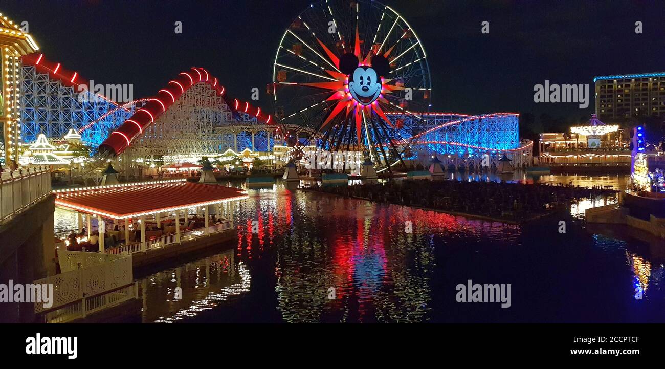 Pixar Pal-A-Round (anciennement connu sous le nom de roue de soleil et roue d'amusement Mickey), Disney California Adventure Park, Anaheim California, États-Unis Banque D'Images
