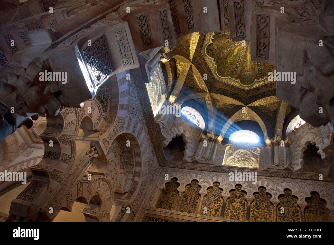Carreaux de dôme bleu en nid d'abeilles décorés d'étoiles à la Grande Mosquée de Cordoue, Espagne. Banque D'Images