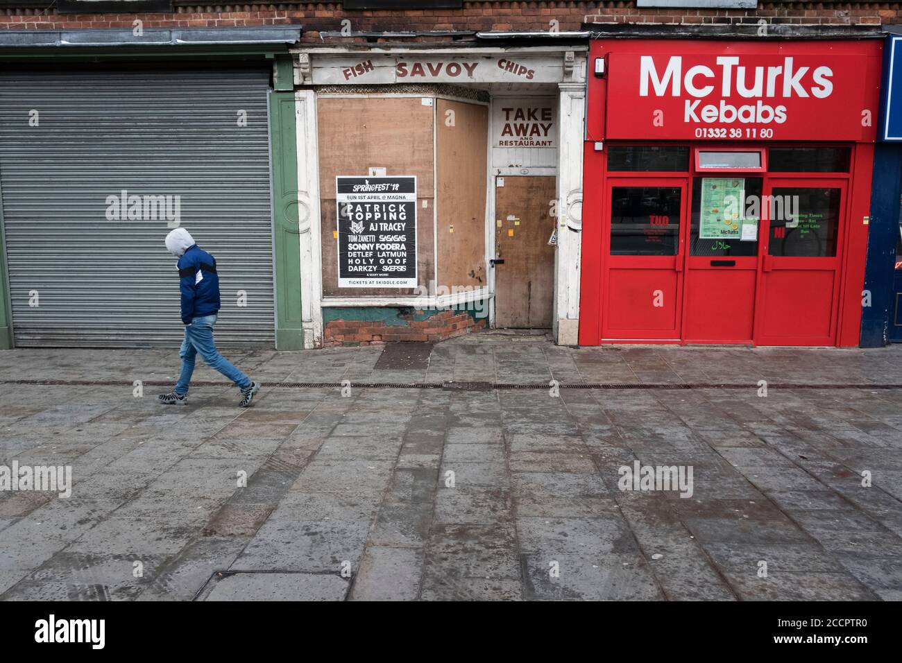 Fermeture d'un magasin de poissons et de puces et d'un magasin de kebab, Derby, Angleterre Banque D'Images