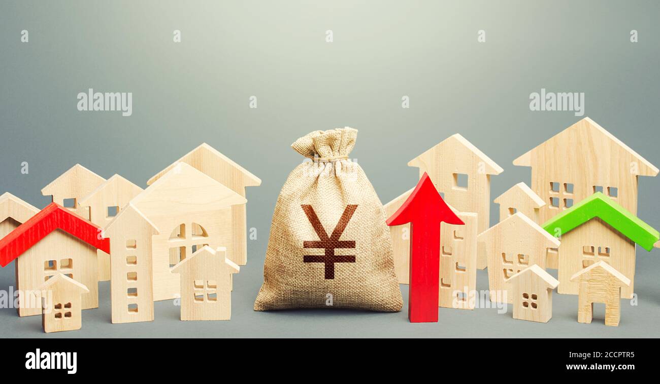 Yen Yuan sac d'argent et une ville de personnages de maison et rouge flèche vers le haut. Reprise et croissance des prix de l'immobilier, forte demande. Augmentation du loyer. Investissements. JE Banque D'Images
