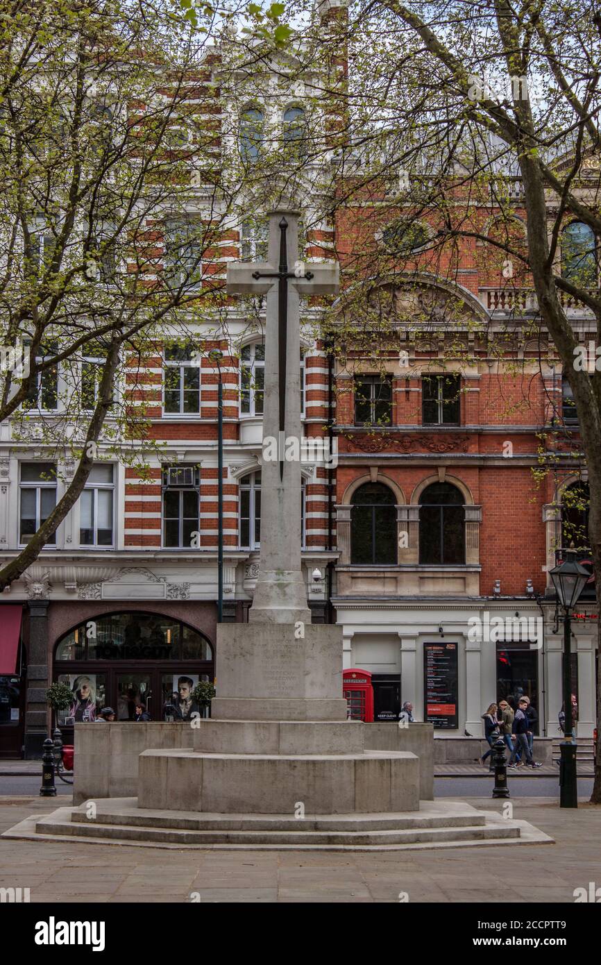 Cross of sacrifice, Chelsea War Monument, Sloane Square, Londres Banque D'Images