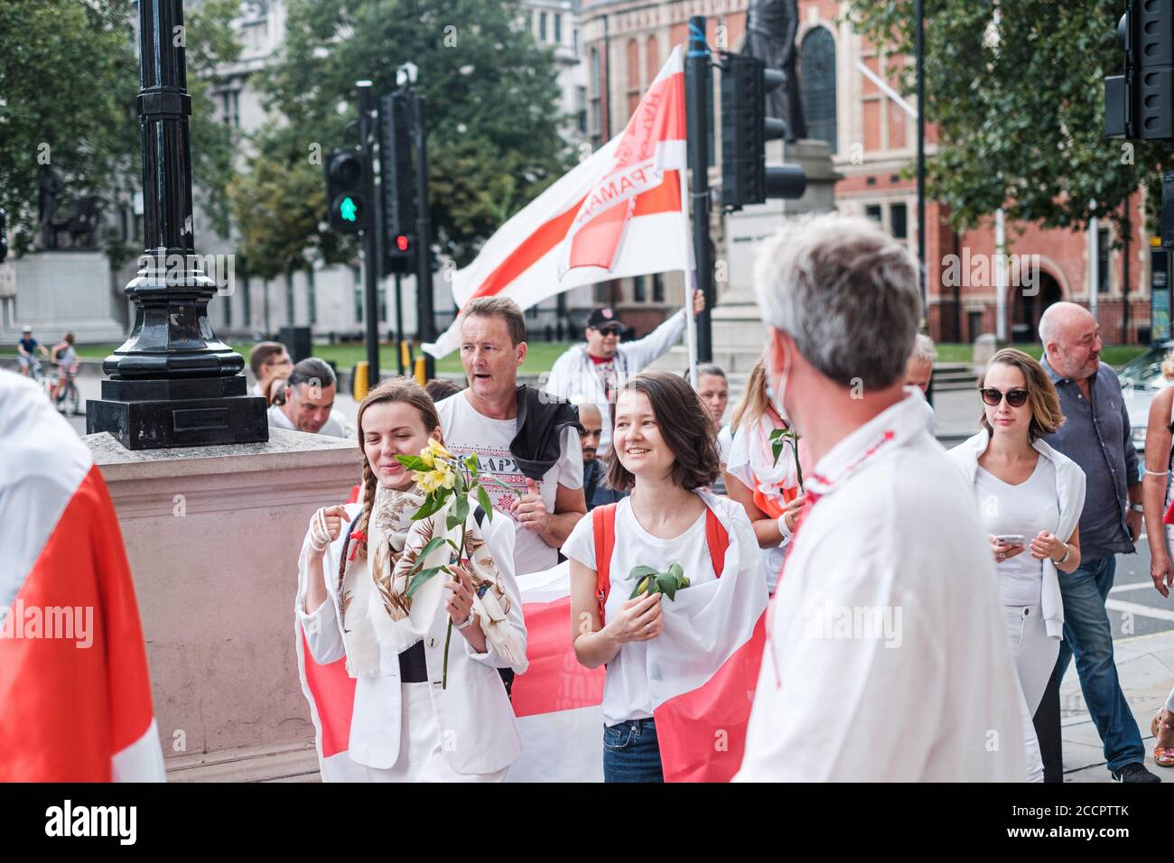 Manifestation de solidarité biélorusse - prise de contrôle au pont de Westminster et La pose de fleurs à l'ambassade du Bélarus Banque D'Images