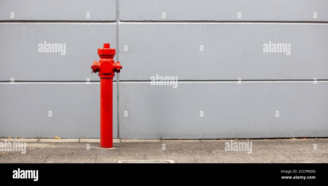 borne d'incendie rouge avec fond de mur gris, panorama Banque D'Images