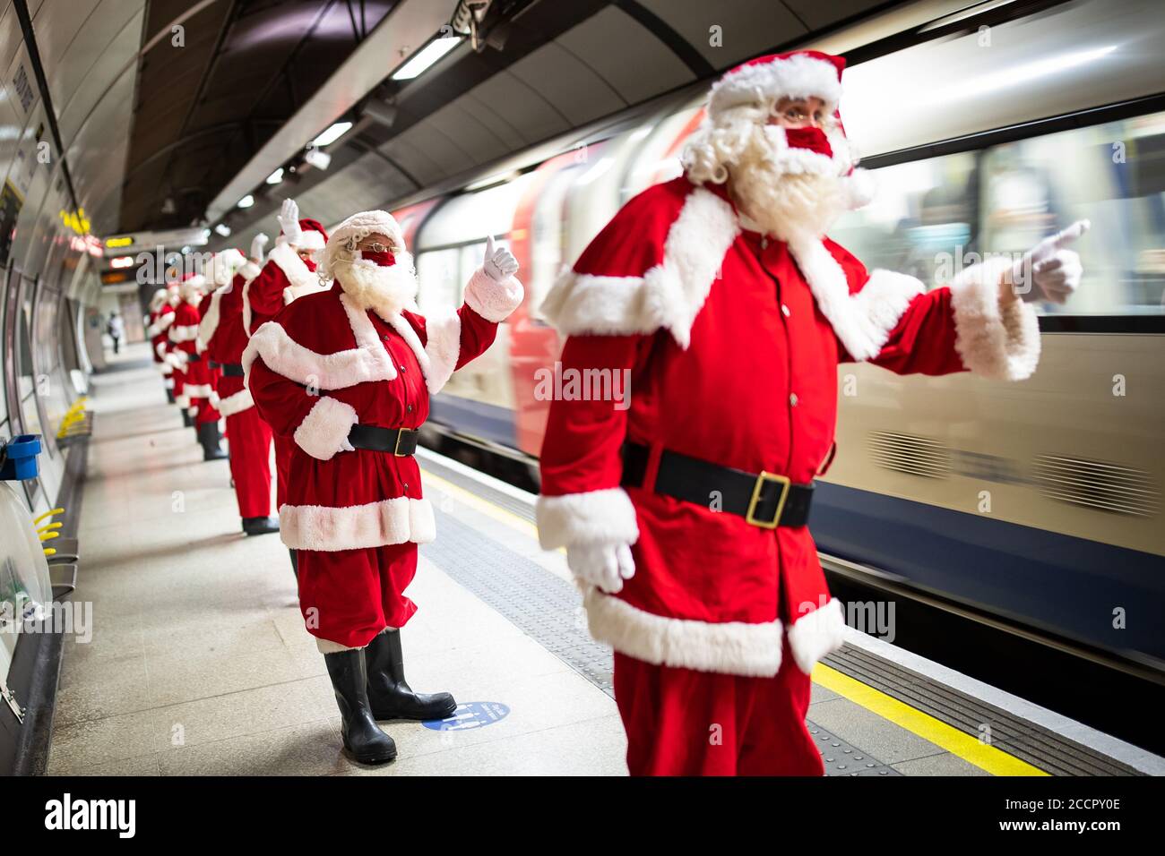 Les membres de l'école socialement distante de santa se rendent à la cathédrale de Southwark, Londres. L'école d'été du ministère des Loisirs vise à créer des grottes de Noël à sécurité COVID en apprenant au Père Christmases à apparaître en toute sécurité en personne tout en maintenant la magie de Noël. Banque D'Images