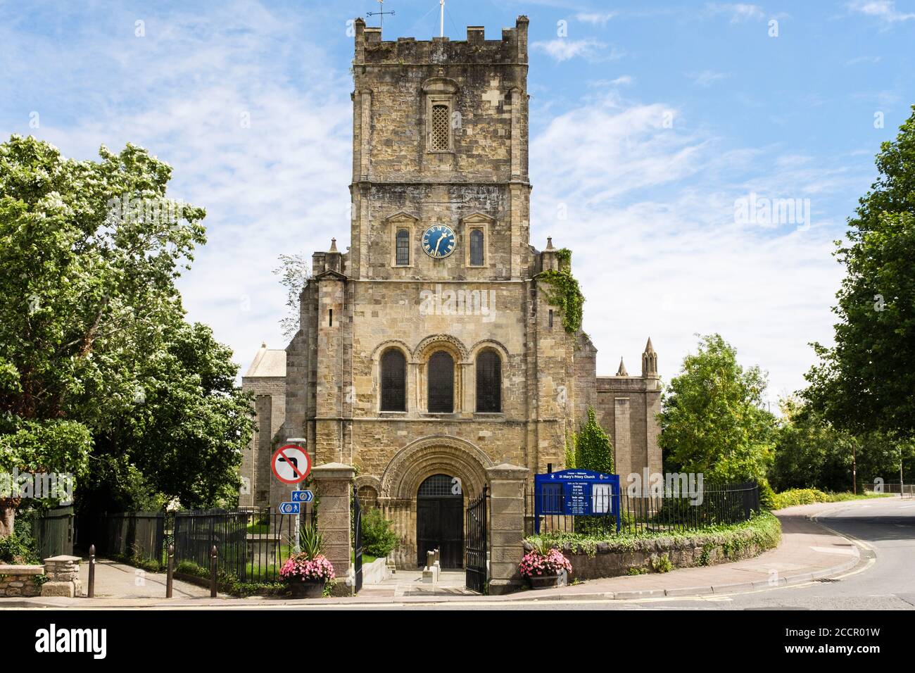Église du Prieuré de Sainte-Marie avec porte normande datant du XIIe siècle. Chepstow, Monbucshire, pays de Galles, Royaume-Uni, Grande-Bretagne Banque D'Images