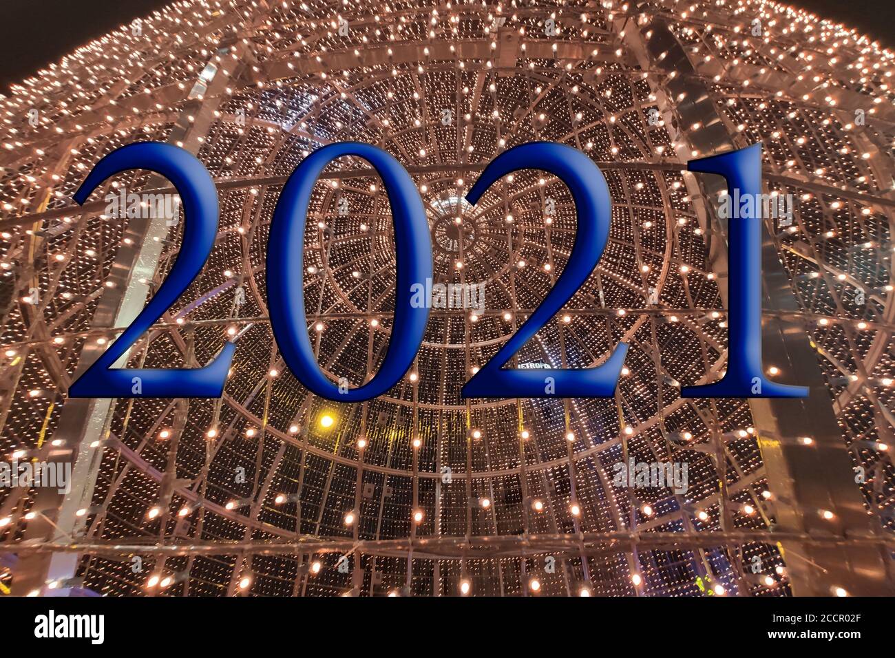 Texte avec le numéro d'année 2021 avec un arrière-plan de lumières bleu clair hors de la mise au point avec effet bokeh. Bonne année 2021. Banque D'Images