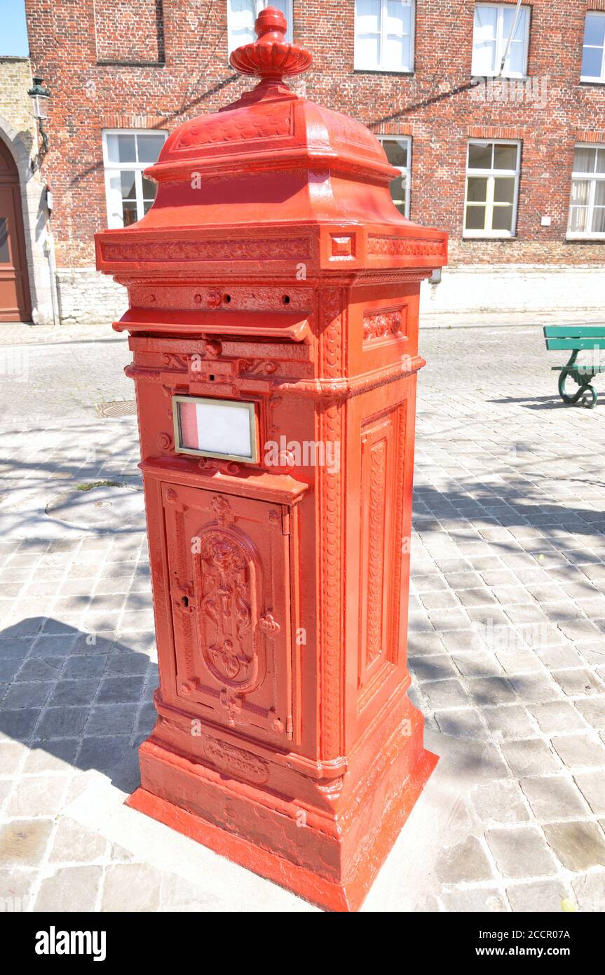 Ancienne boîte postale rouge dans une rue de Bruges (Belgique) Banque D'Images