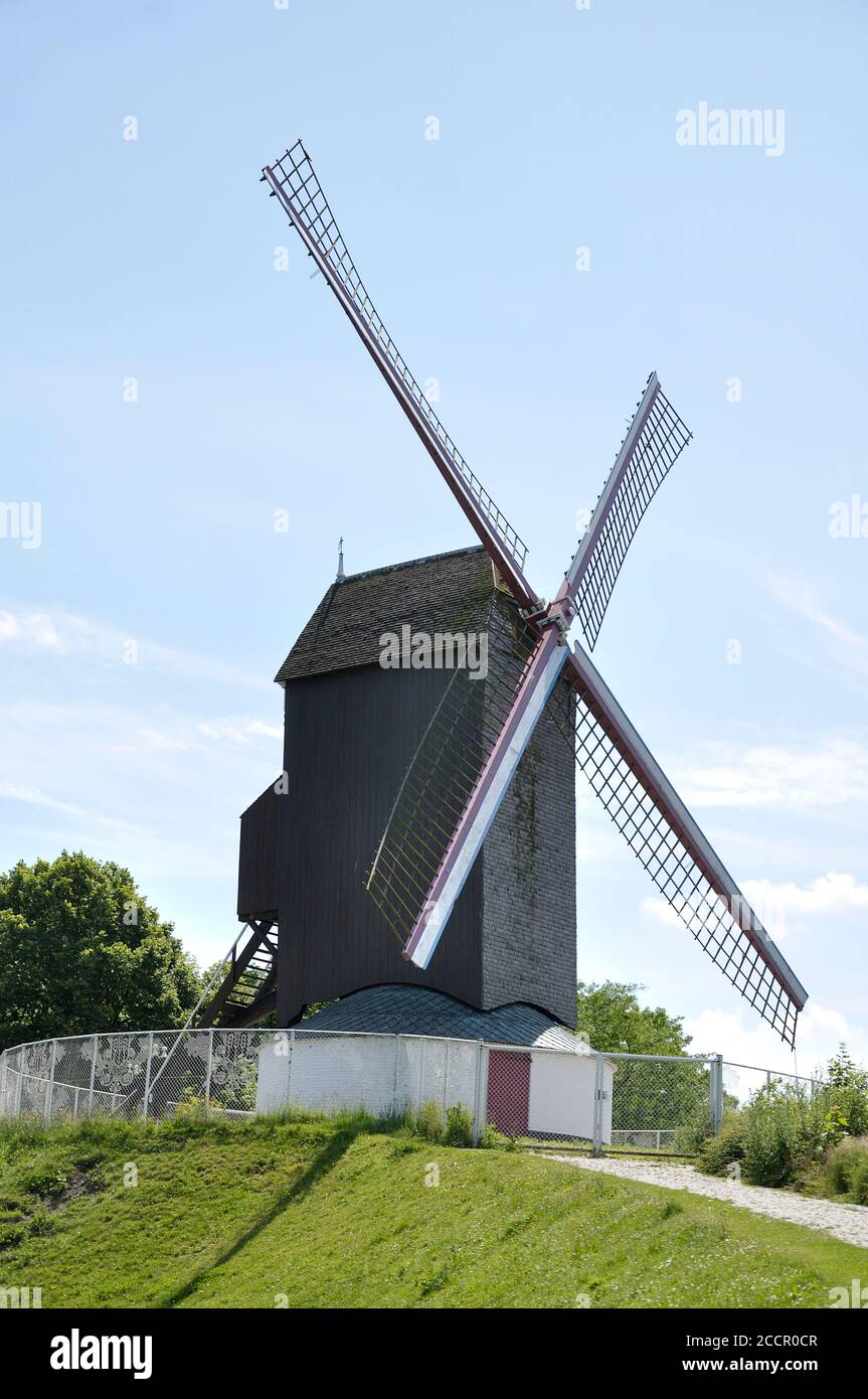 Vue sur un moulin datant du XVIIIe siècle, il est situé à Bruges (Flandre Occidentale) en Belgique Banque D'Images
