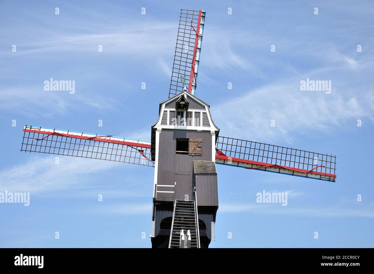Vue sur le moulin à vent de Sint-Janshuismolen datant du XVIIIe siècle, toujours dans son emplacement d'origine, il est situé à Bruges (Flandre Occidentale) en Belgique Banque D'Images