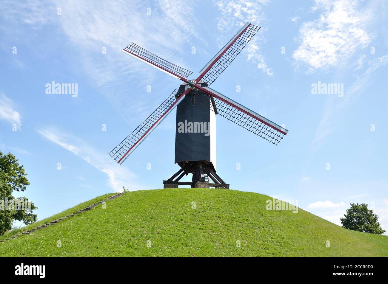 Vue sur un moulin datant du XVIIIe siècle, il est situé à Bruges (Flandre Occidentale) en Belgique Banque D'Images