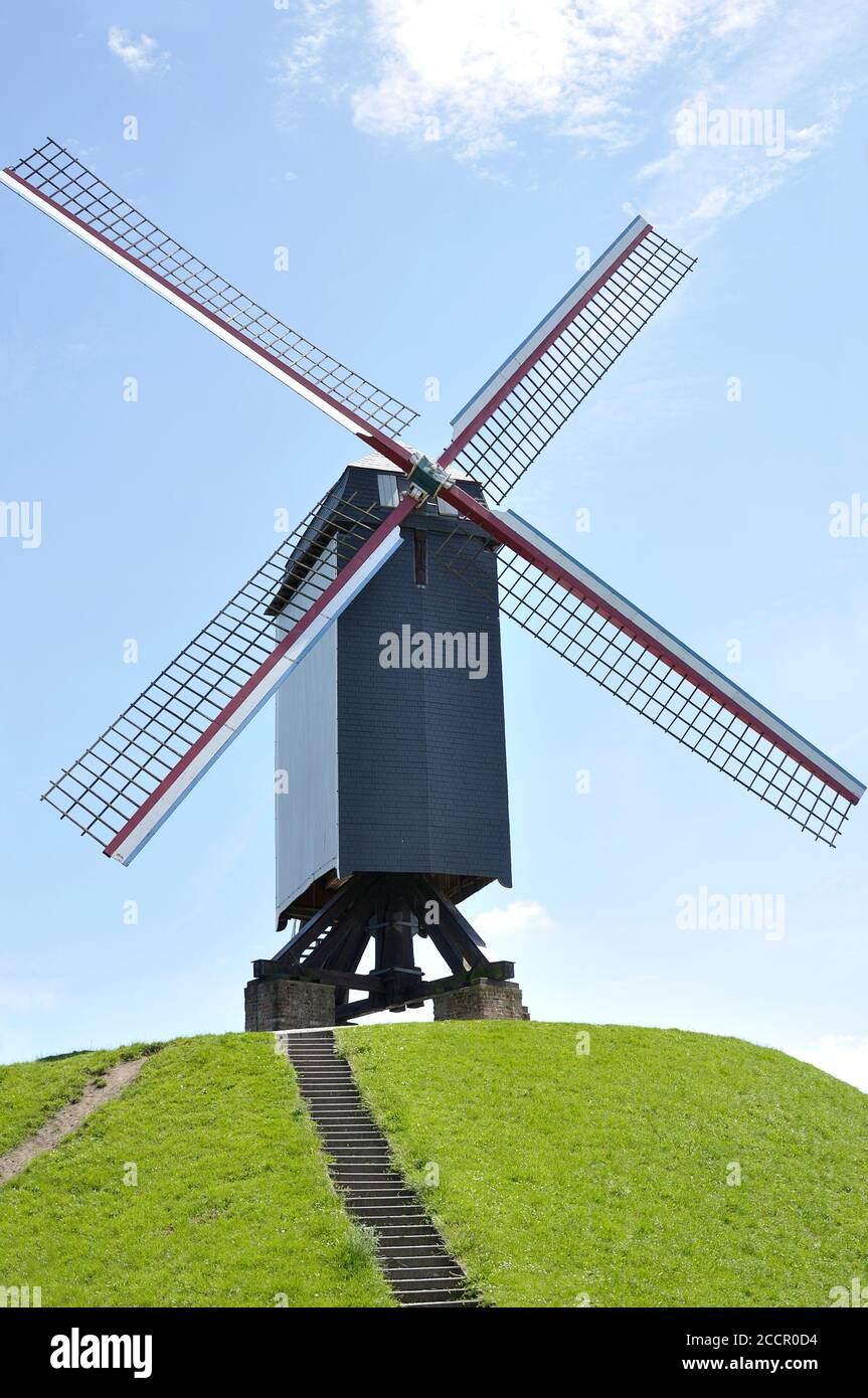 Vue sur un moulin datant du XVIIIe siècle, il est situé à Bruges (Flandre Occidentale) en Belgique Banque D'Images