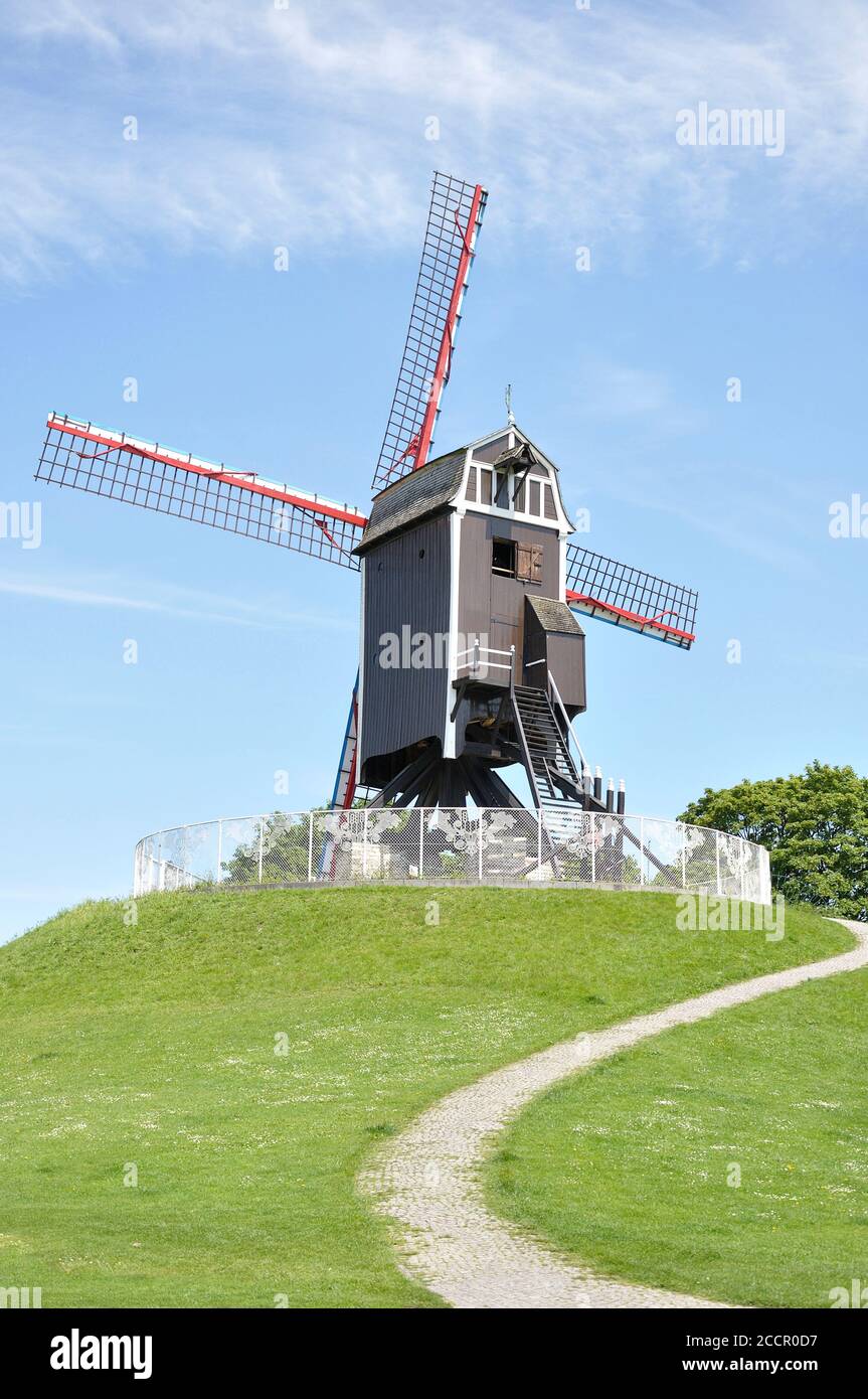 Vue sur le moulin à vent de Sint-Janshuismolen datant du XVIIIe siècle, toujours dans son emplacement d'origine, il est situé à Bruges (Flandre Occidentale) en Belgique Banque D'Images