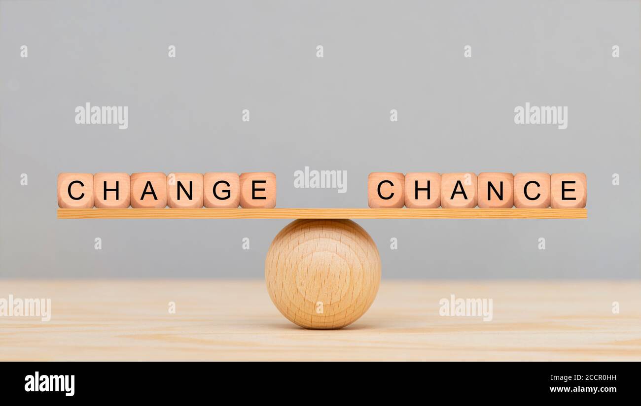 changement et chance dans l'équilibre par rapport à la boule en bois Banque D'Images