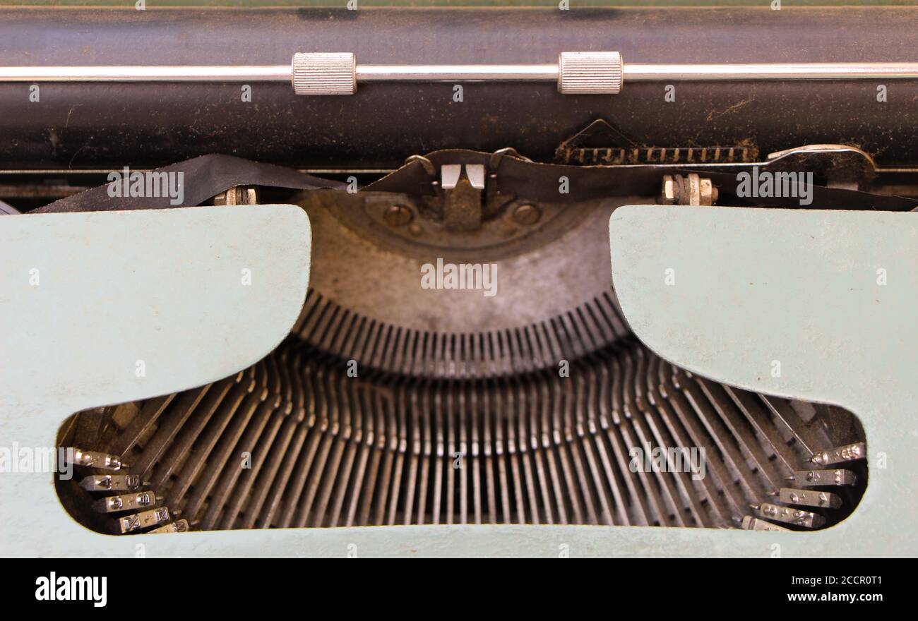 Ancienne machine à écrire mécanique Olivetti Pluma 22 en état de fonctionnement Avec clavier espagnol conçu par Marcello Nizzoli en 1949 touche detail Banque D'Images