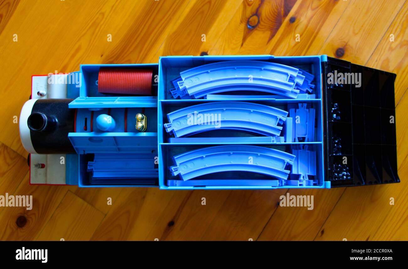 Photo d'un train de jouets géant classique Thomas the Tank Engine contenant une piste de train et de petits trains alimentés par batterie Banque D'Images