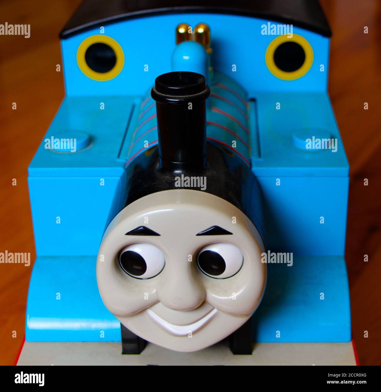 Photo d'un train de jouets géant classique Thomas the Tank Engine contenant une piste de train et de petits trains alimentés par batterie Banque D'Images