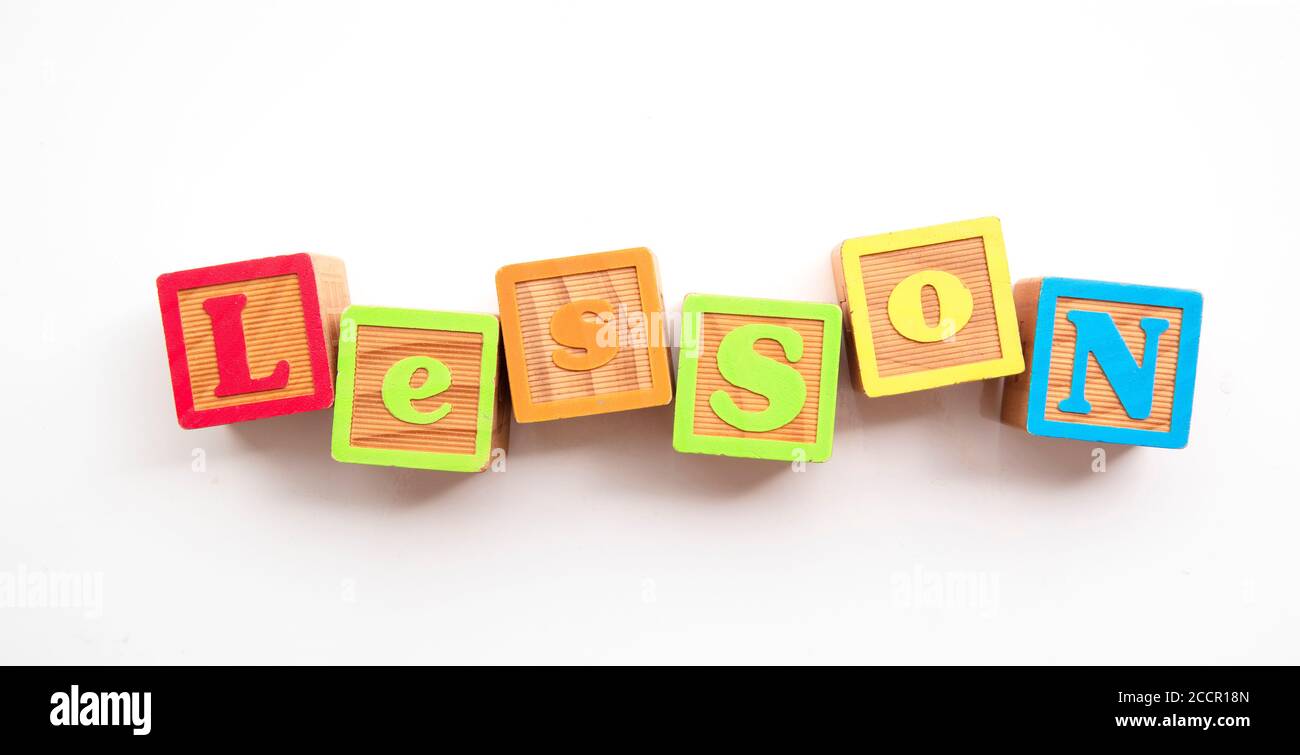 Mot de leçon fait de blocs de développement de bébé en bois colorés Banque D'Images