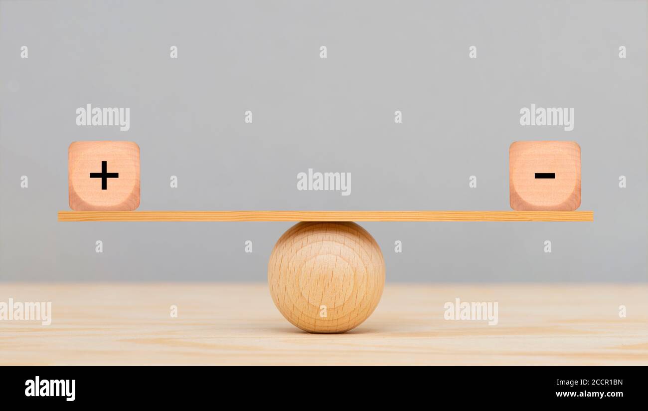 Plus und moins im Gleichgewicht Banque D'Images