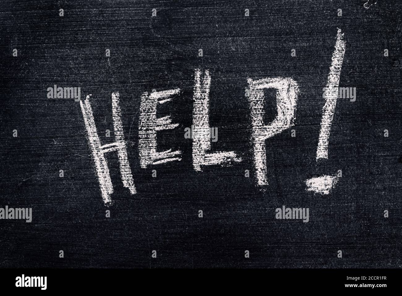 Message d'aide écrit dans la craie sur le tableau noir de l'école, pleurer pour l'aide Banque D'Images