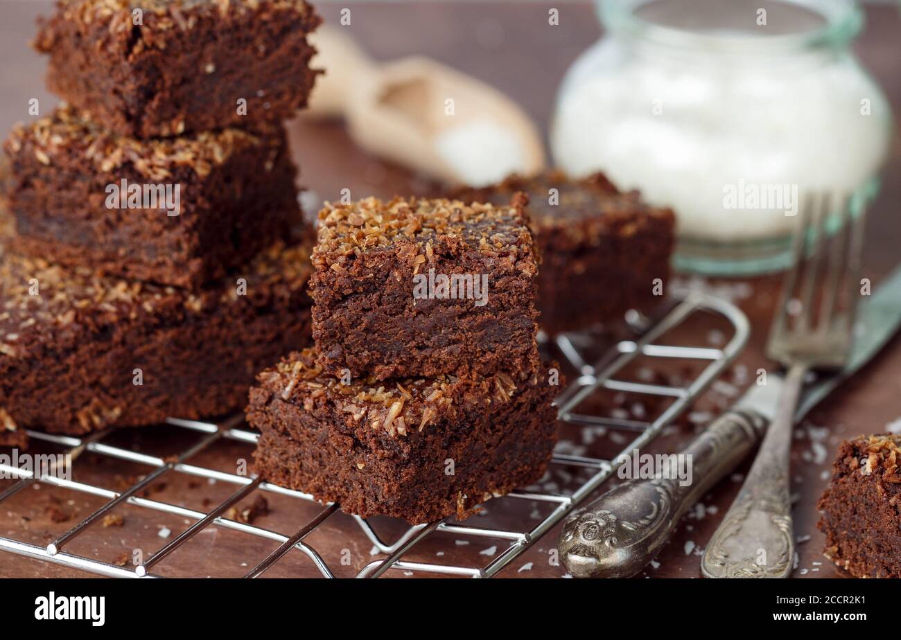 Brownie Vegan Maison Frais Avec Noix De Coco Moulus Et Tranches De Chocolat Coupees En Portions Carrees Delicieux Dessert Americain Mise Au Point Selective Photo Stock Alamy