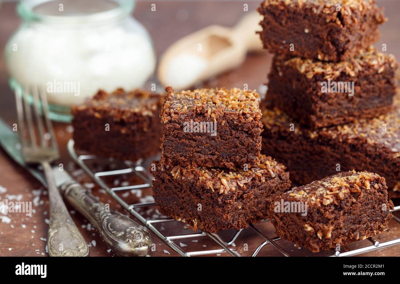 Brownie vegan maison frais avec noix de coco moulus et tranches de chocolat coupées en portions carrées. Délicieux dessert américain. Mise au point sélective Banque D'Images