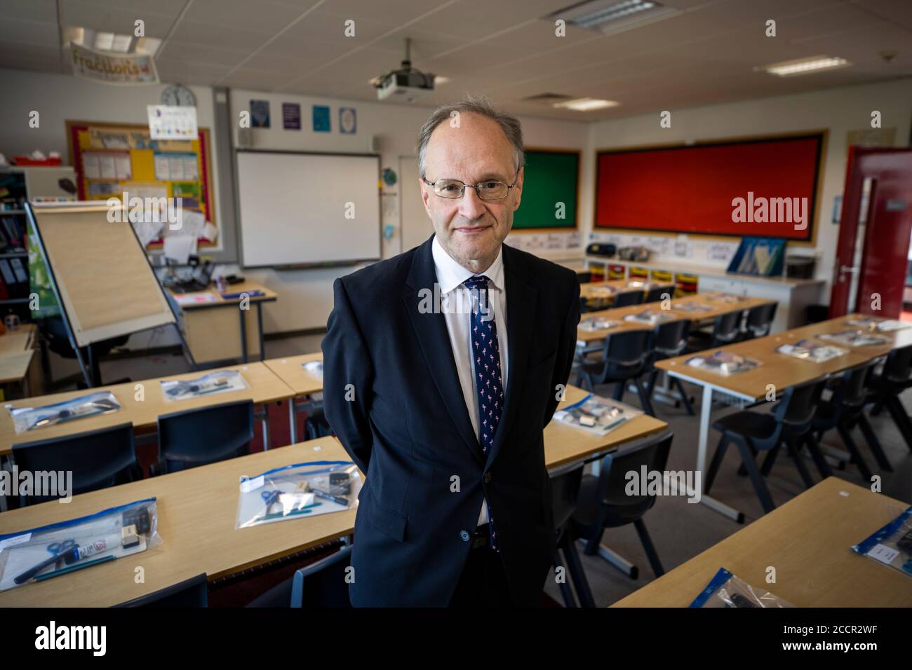 Le ministre de l'éducation Peter Weir lors d'une visite à l'école primaire St Joseph, à Carryduff, à Belfast, alors que les écoles d'Irlande du Nord rouvrent leurs portes aux élèves après le confinement du coronavirus. Banque D'Images