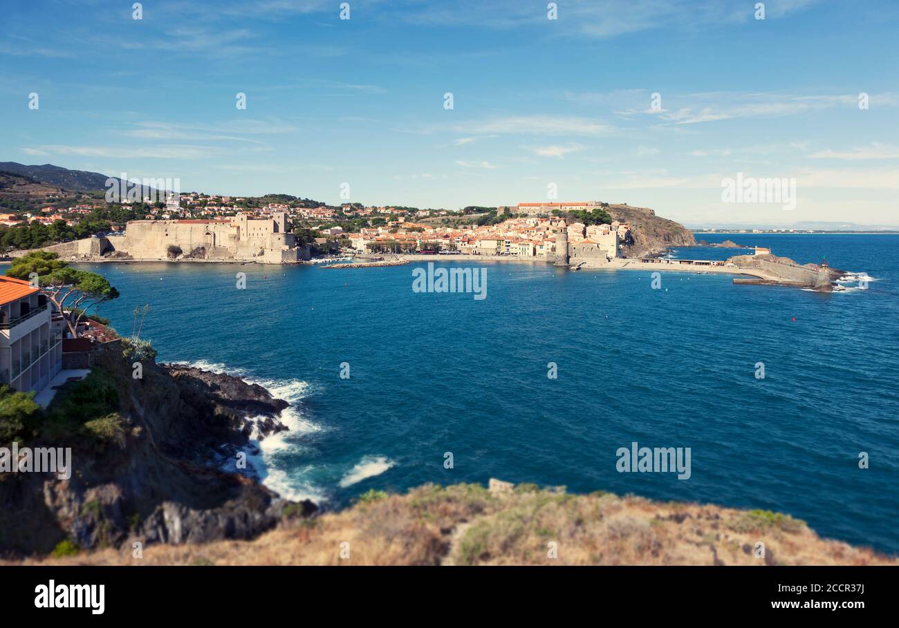 La station balnéaire pittoresque et le port de Collioure dans le sud de la France Banque D'Images