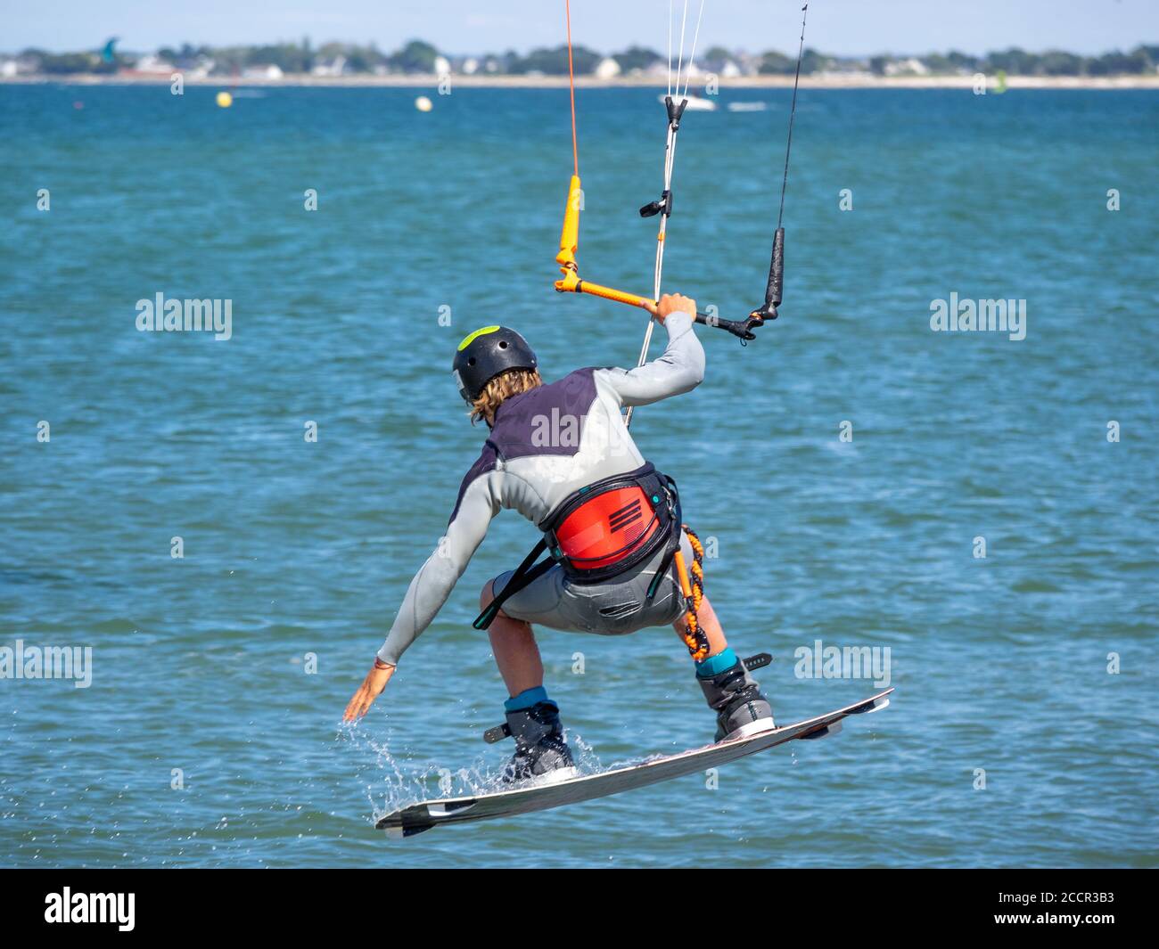 France - 2020 - août - UN jeune sportif saute avec son kitesurf Banque D'Images