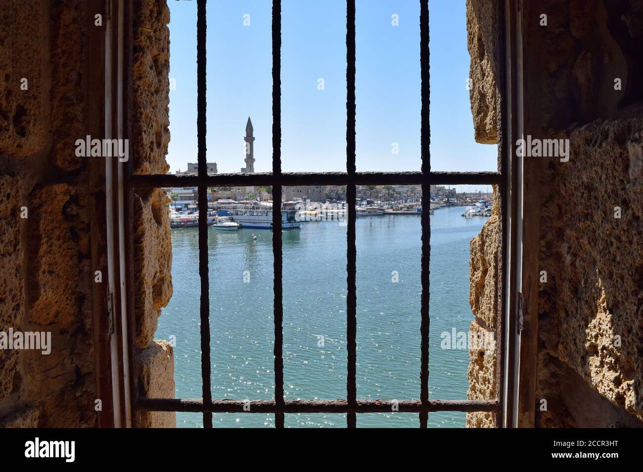 Vue sur la baie de Saida par la fenêtre du château Crusader, Saida, Liban Banque D'Images